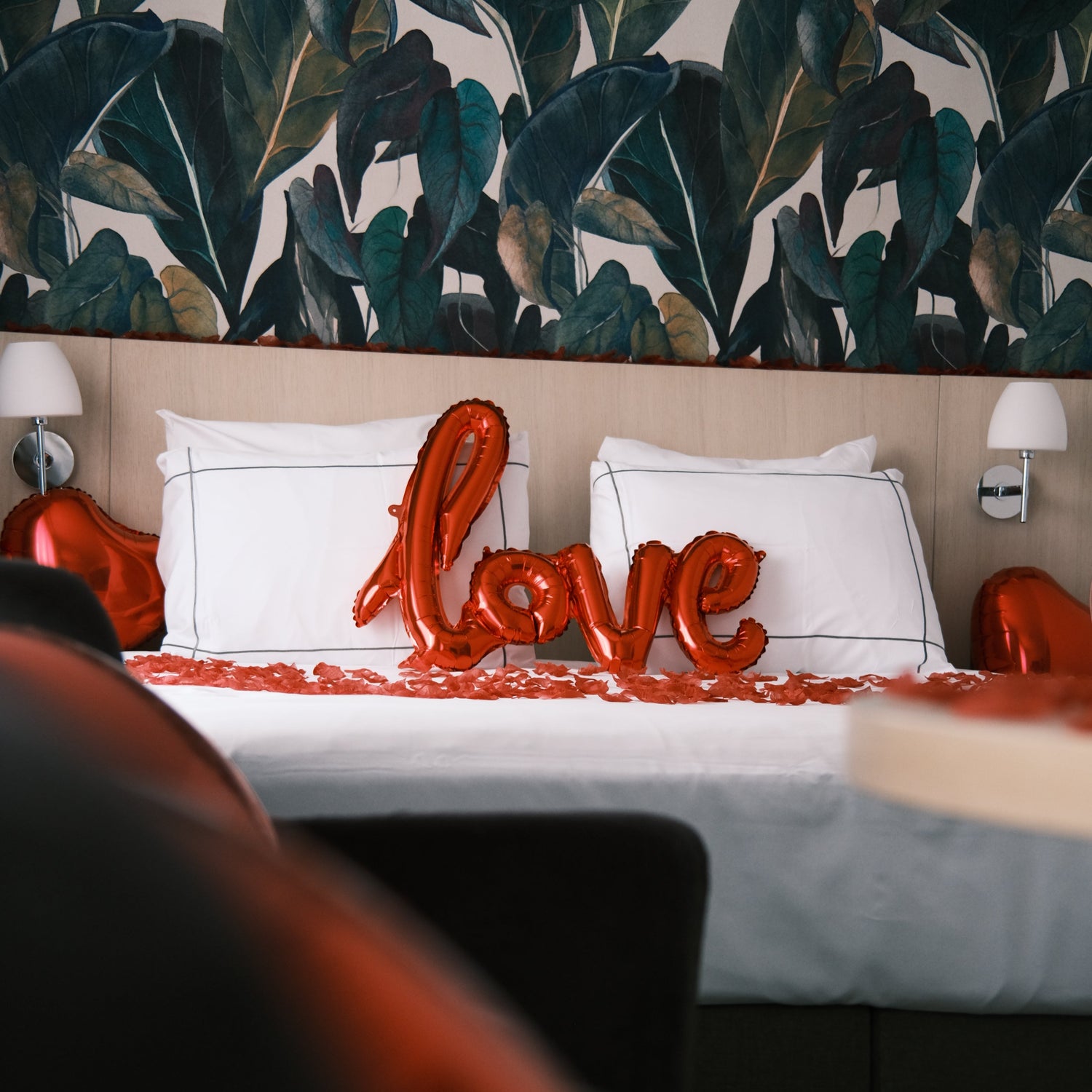 Décoration de lit romantique avec ballon LOVE — idée cadeau anniversaire femme qui crée un souvenir, Boxe Deco