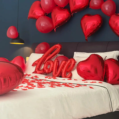 Ambiance romantique avec ballons cœur et pétales — soirée en amoureux mémorable grâce à Boxe Deco