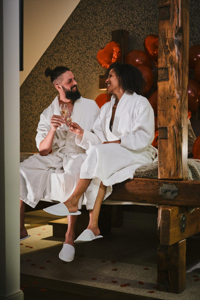 Suite avec poutres décorée pour une surprise romantique