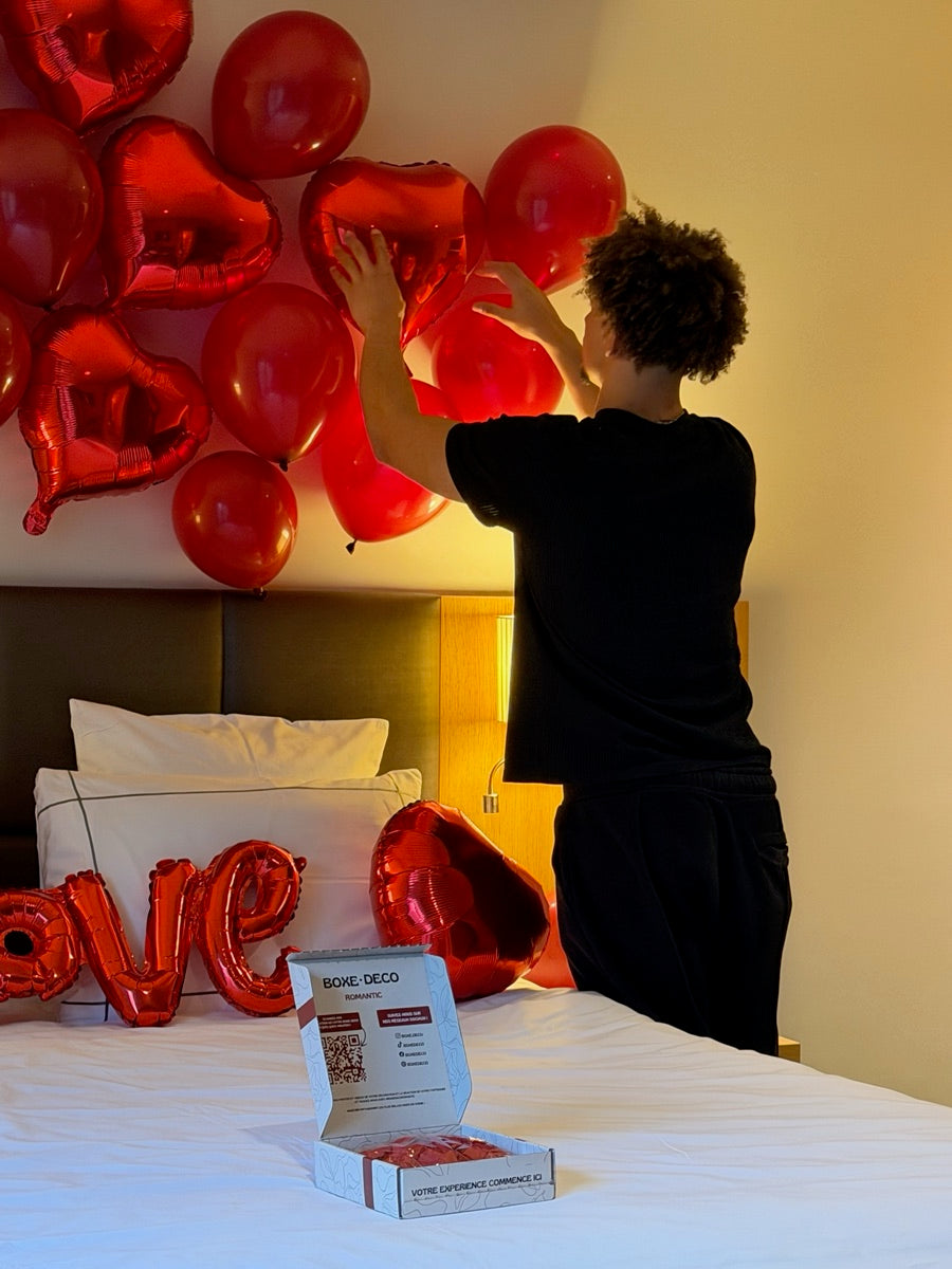 Installation des ballons dans la chambre avec les adhésifs fournis