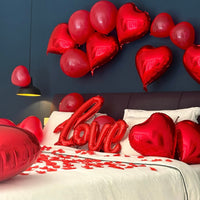 Lit décoré avec ballon LOVE, cœurs et pétales de rose — Boxe Deco Romantic