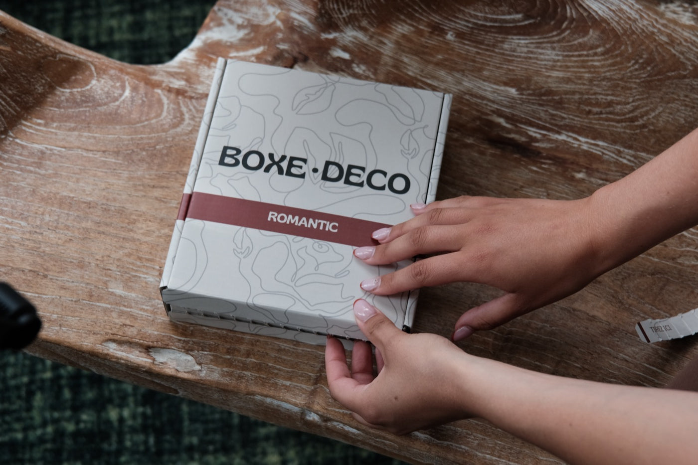 La box Boxe Deco entre les mains, prête à être offerte